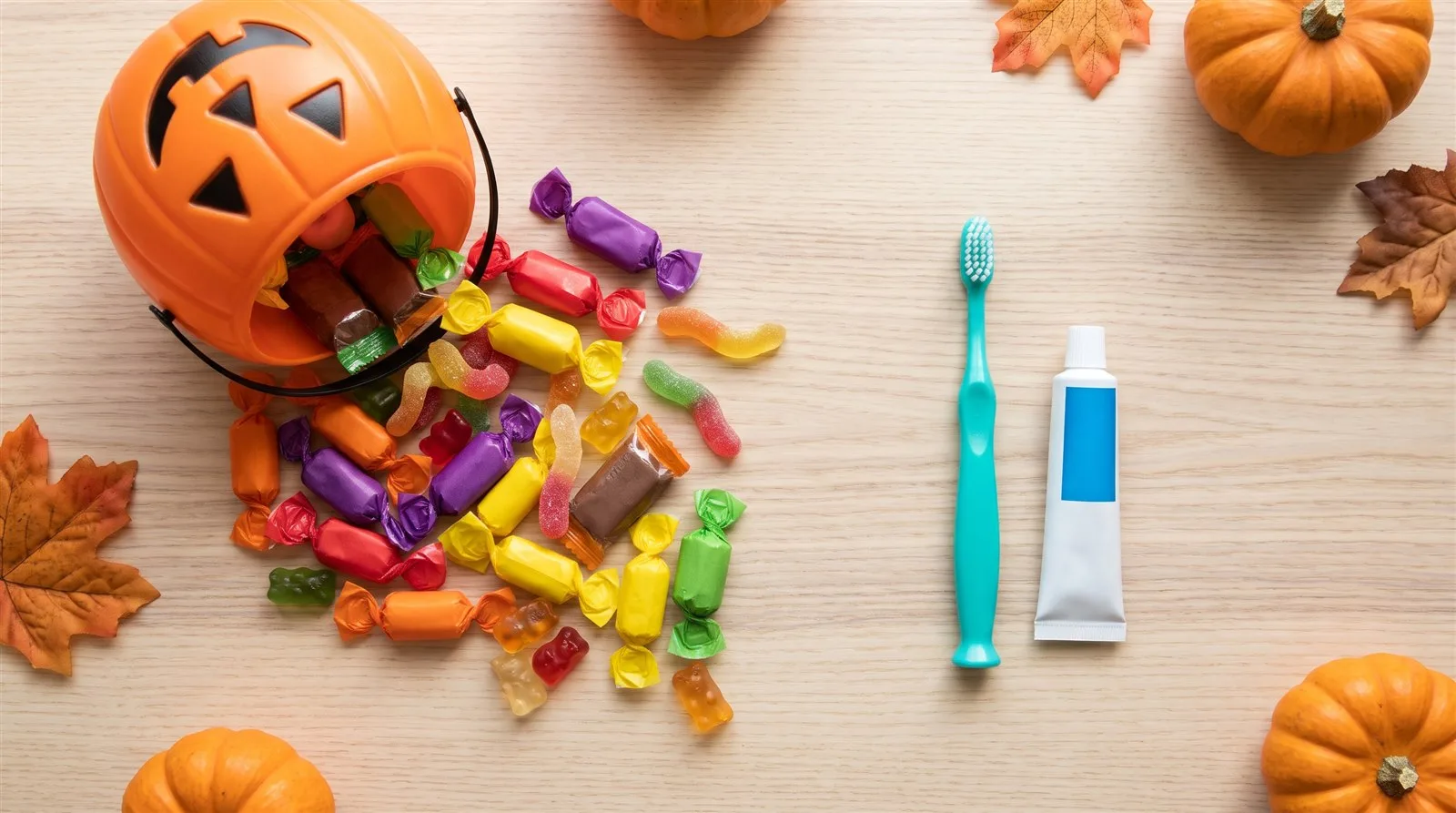 Halloween sin caries | Smile Lab Ibi Caramelos de Halloween junto a un cepillo de dientes infantil
